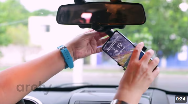 Cargar video: Descubre cómo el Holder 360° se instala en segundos, gira con suavidad y mantiene tu celular firme en cada viaje.